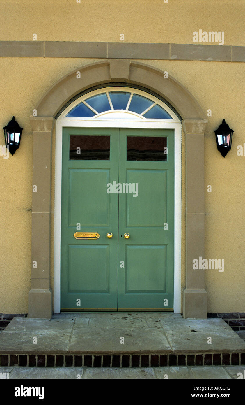 Porte d'une maison de luxe récemment construit, Heath Rendlesham, Suffolk, UK. Banque D'Images