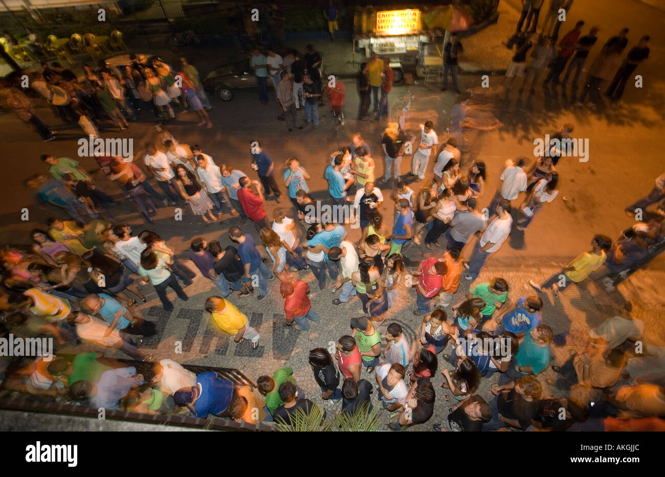 Rassemblement des jeunes à l'extérieur d'une discothèque Sao Joao del Rei Mina Gerais Brésil Banque D'Images