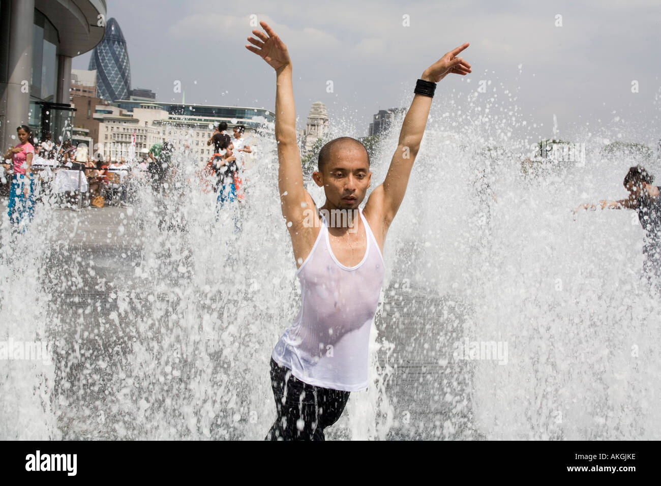 Man dancing au moorelondon jeux d'eau London Angleterre Grande-bretagne UK Banque D'Images