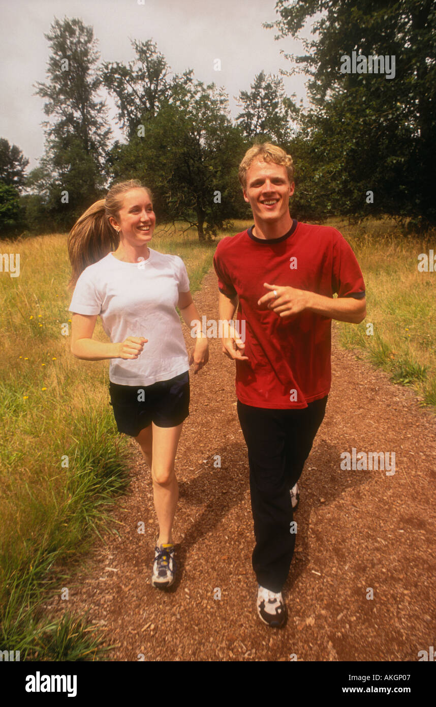 Young adult couple jogging le sentier Pré s Alton Baker Park Eugene Oregon Banque D'Images