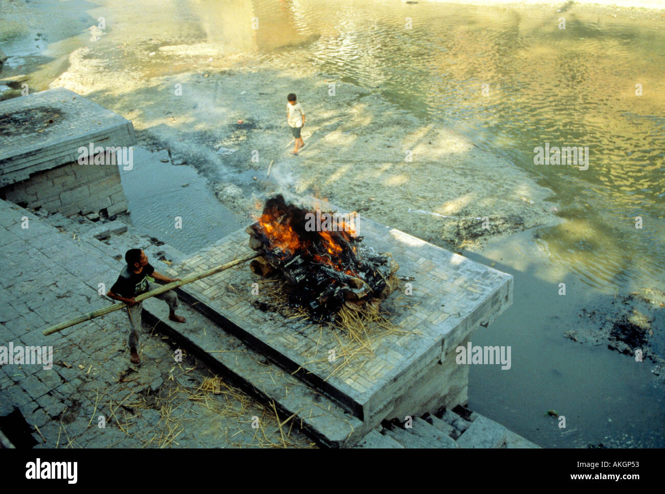 Cérémonie funéraire à la rivière Bagmati ville de Katmandou au Népal Banque D'Images
