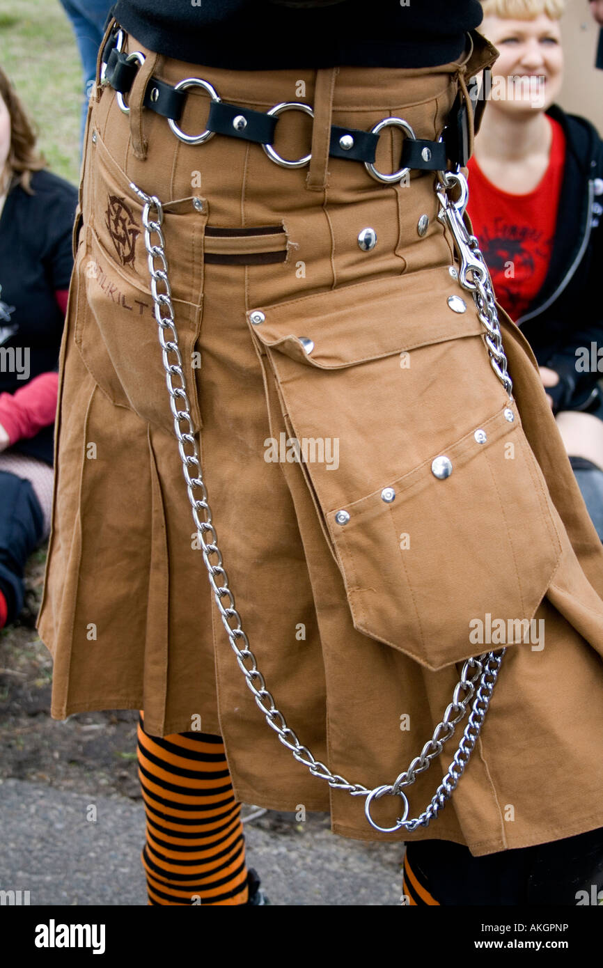 Kilt enchaînés de l'RollerGirl en uniforme Roller Derby League. MayDay Parade et Festival. Minneapolis Minnesota USA Banque D'Images