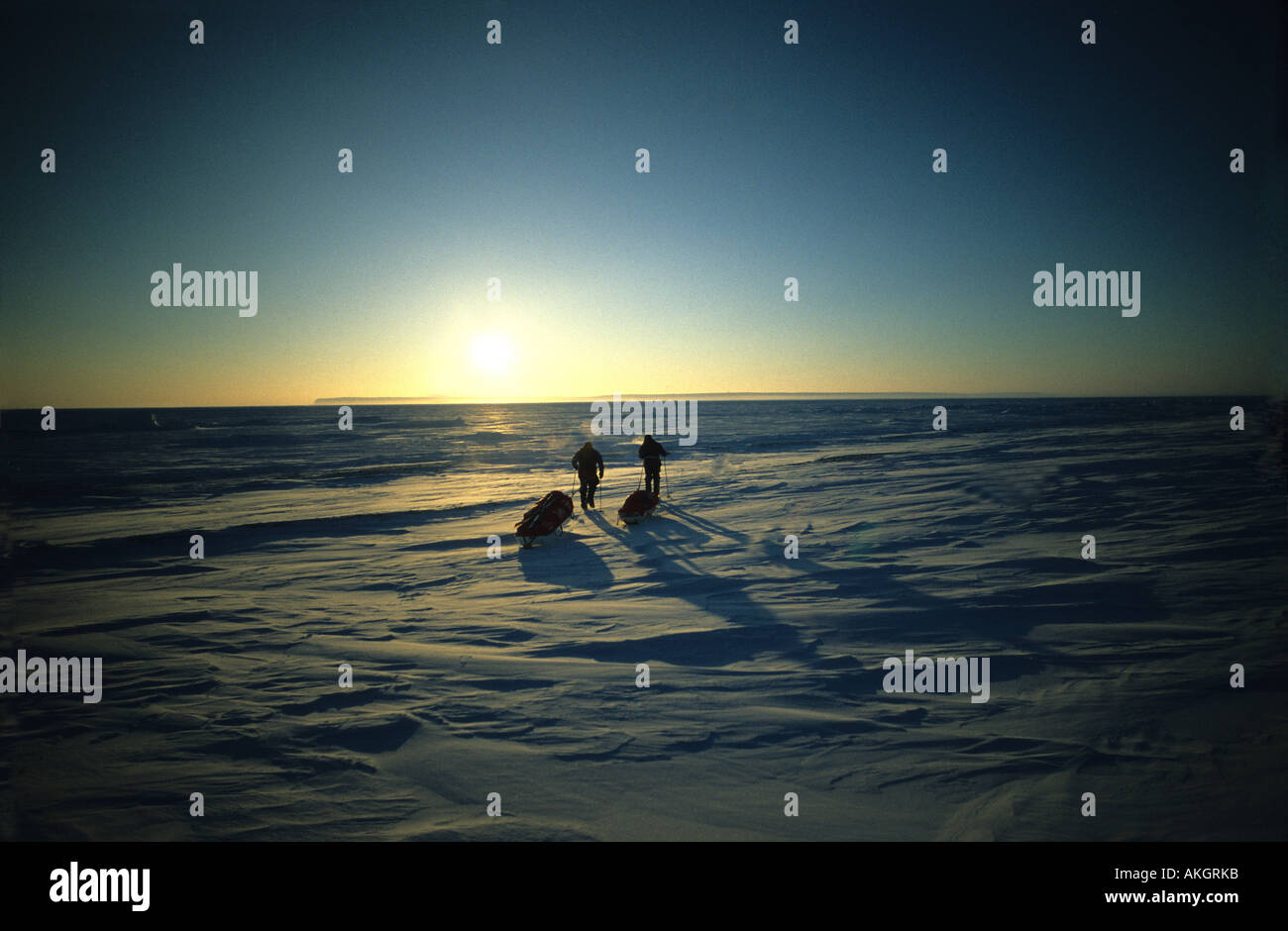 David Hempleman Adams et Rune Gjeldness se préparer pour leur agression de l'Arctique à Resolute Bay 800 milles à l'intérieur de la fic de l'Arctique Banque D'Images