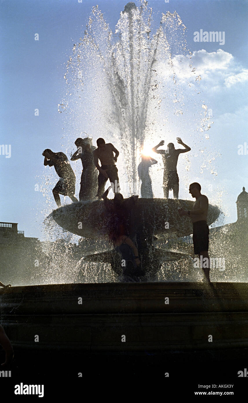 Les gens de la fontaine à Trafalgar Square pour protester sur les manifestations du premier mai à Londres en 1999 Banque D'Images