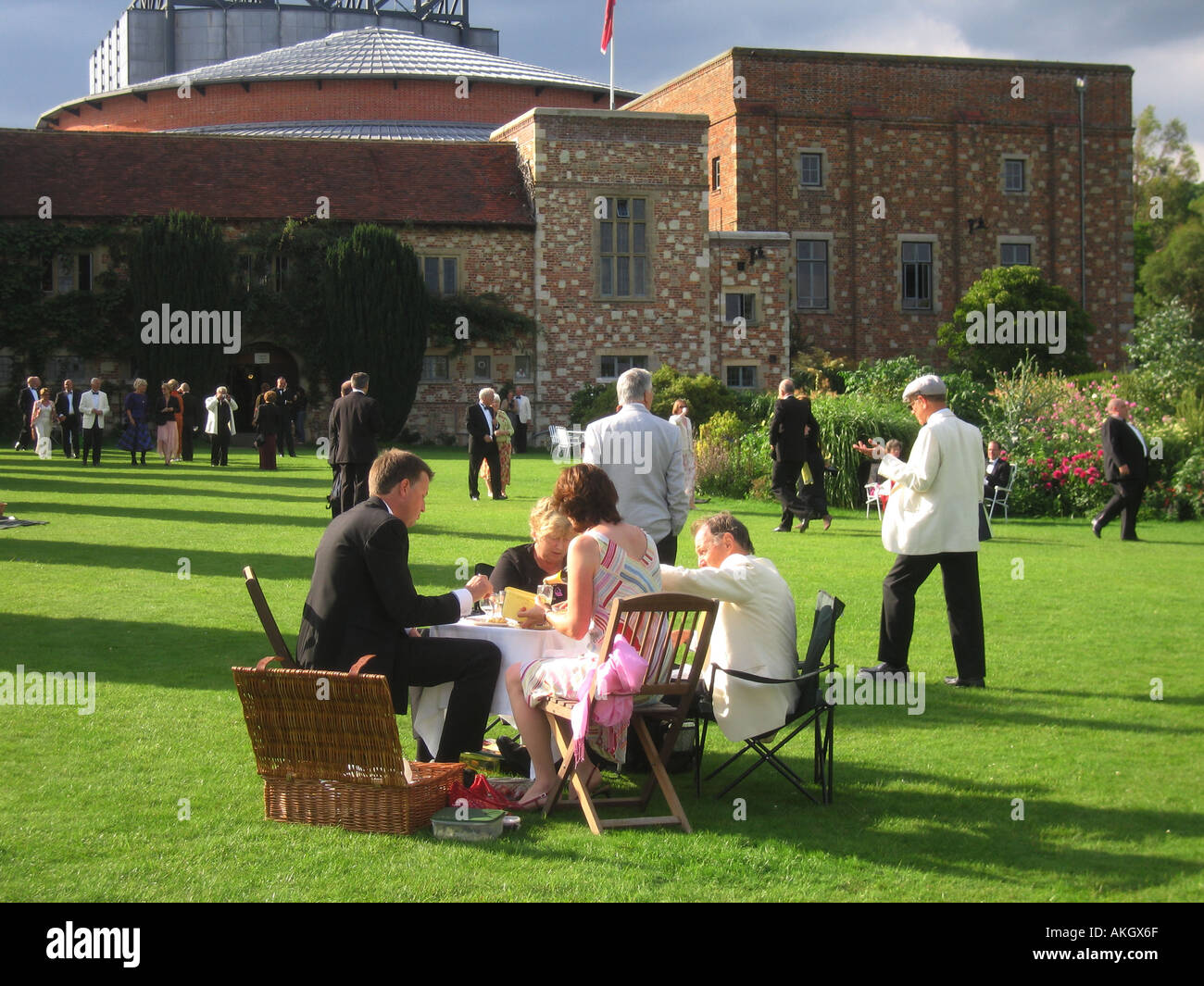 Les amateurs d'opéra en raison de Glyndebourne opera house Sussex England Banque D'Images