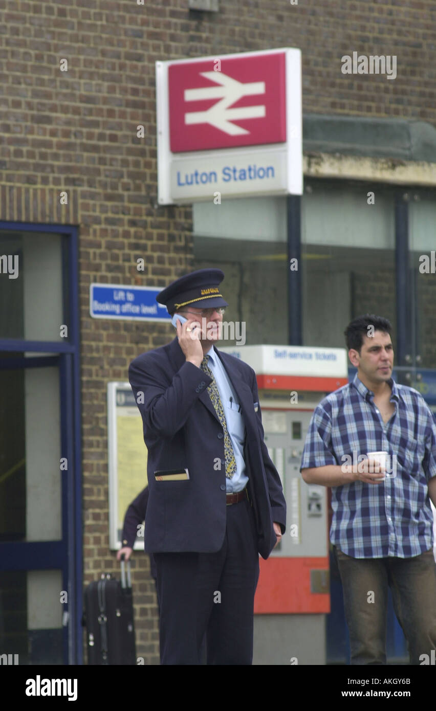 Deux personnes sur le bus à organise à l'extérieur d'une gare UK Banque D'Images