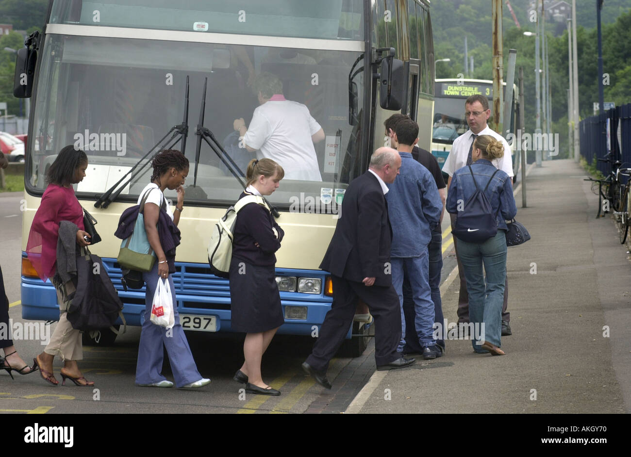 Les banlieusards d'attente à bord d'un bus qui a été mis sur parce que leur train est hors service UK Banque D'Images