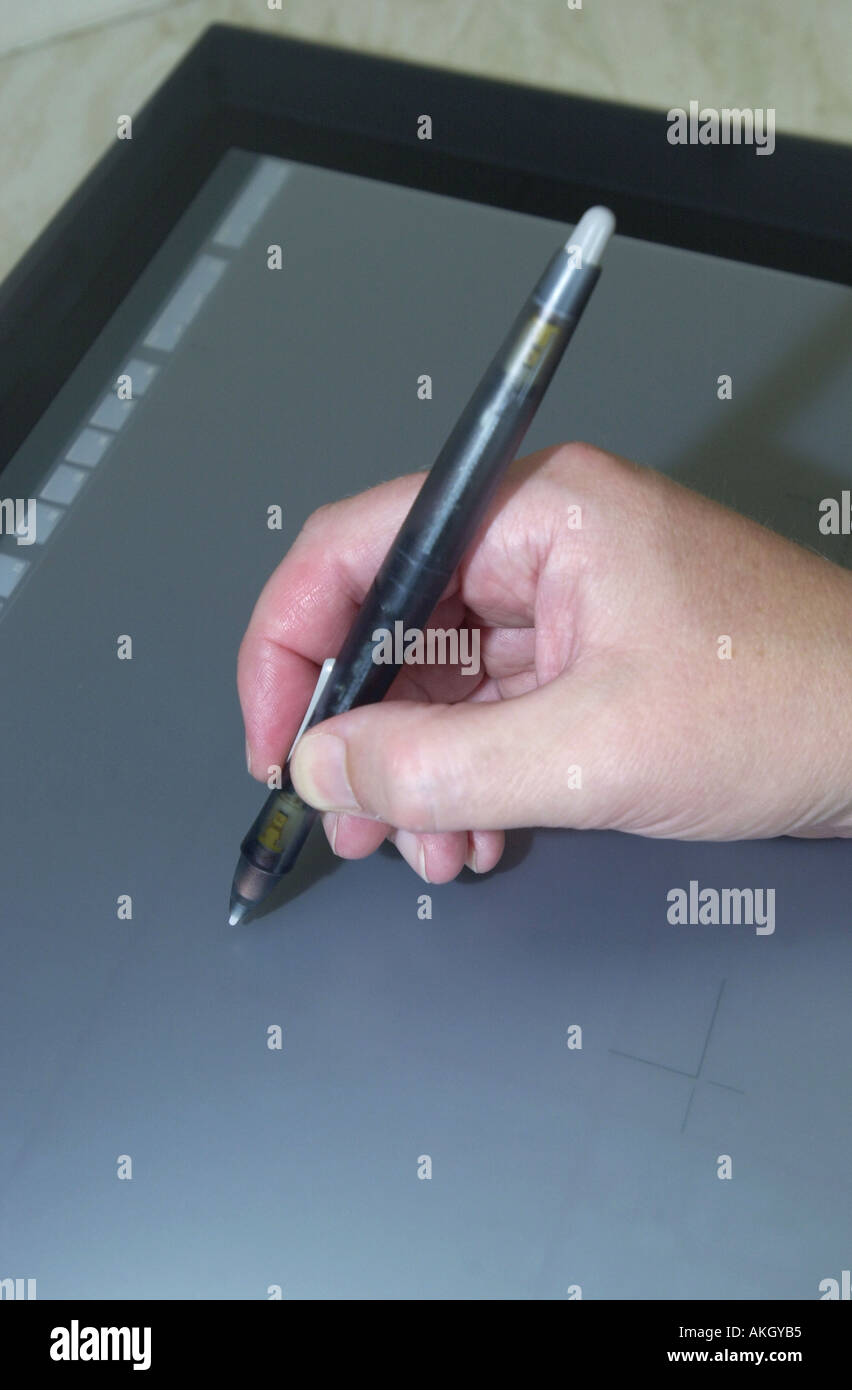 L'homme utilise un ordinateur tablette graphique pour dessiner UK Banque D'Images