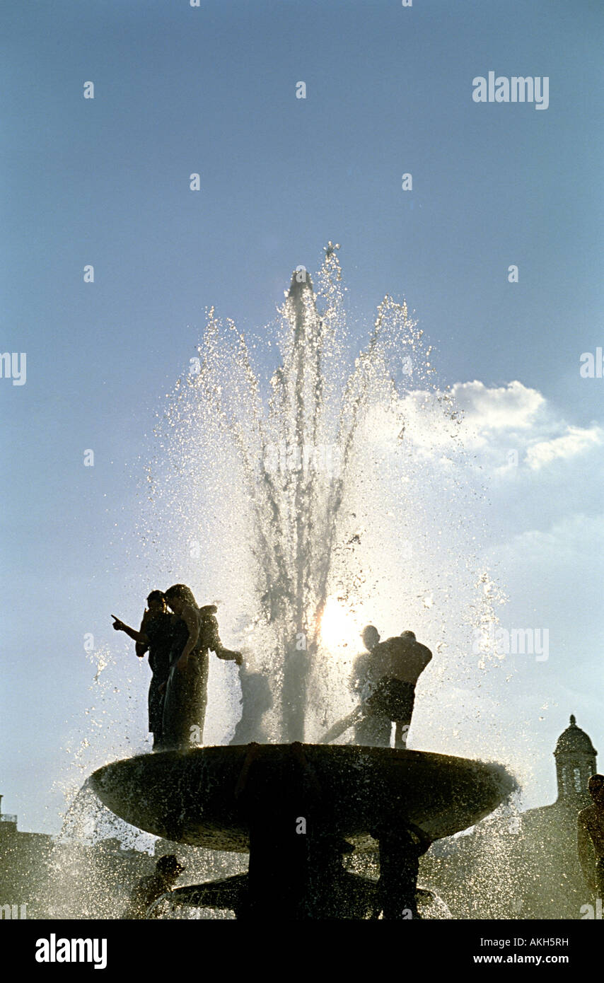 Les gens de la fontaine à Trafalgar Square pour protester sur les manifestations du premier mai à Londres en 1999 Banque D'Images