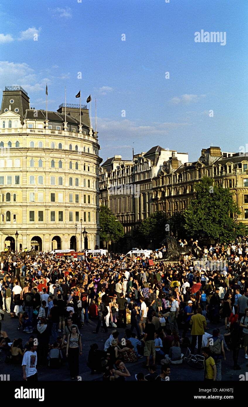 Les protestataires à mai 1999 jour d'émeutes à Trafalgar Square Banque D'Images