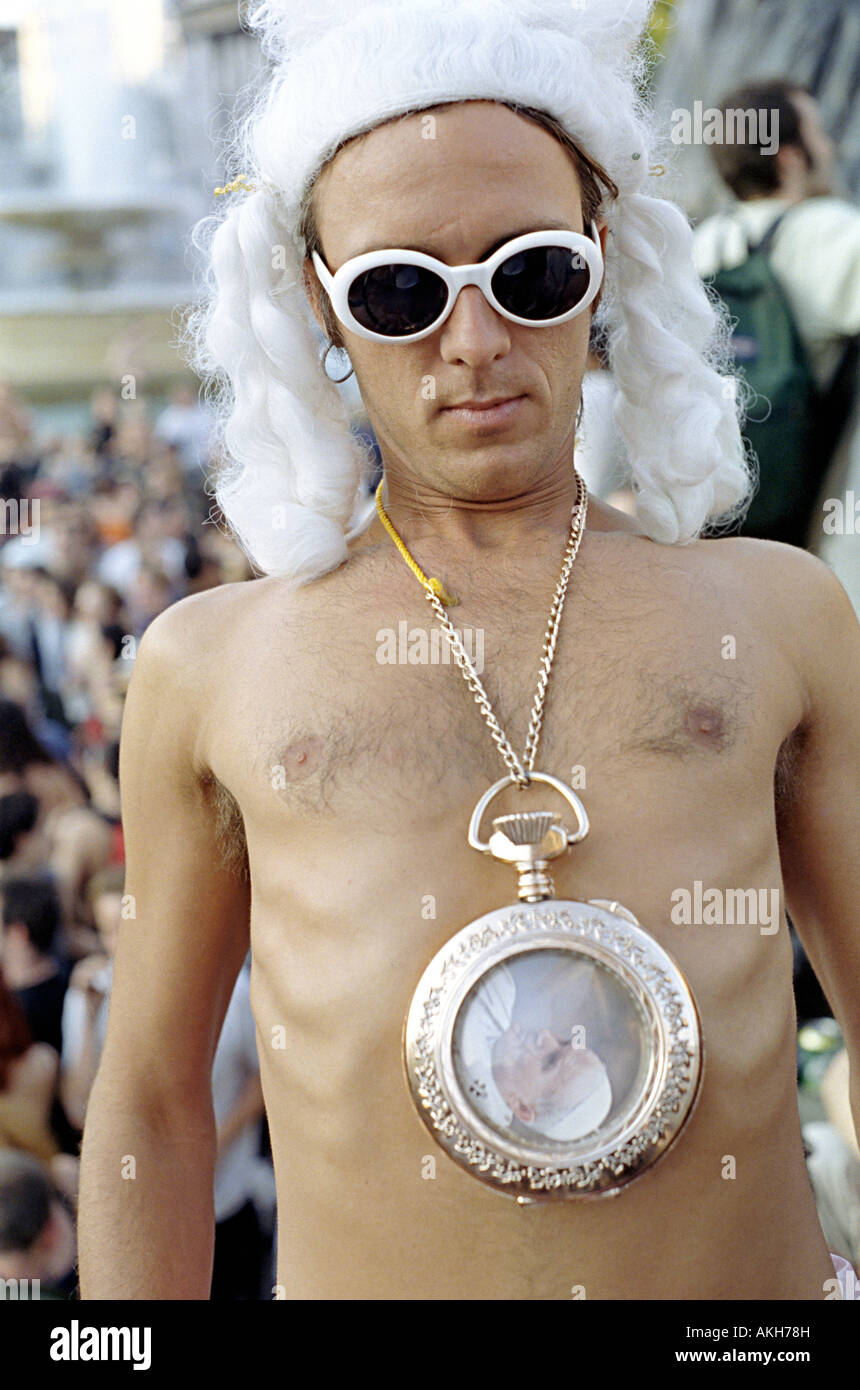 Manifestant au 1999 Émeutes du jour de mai à Trafalgar square avec grand médaillon sur et pas de top sur Banque D'Images