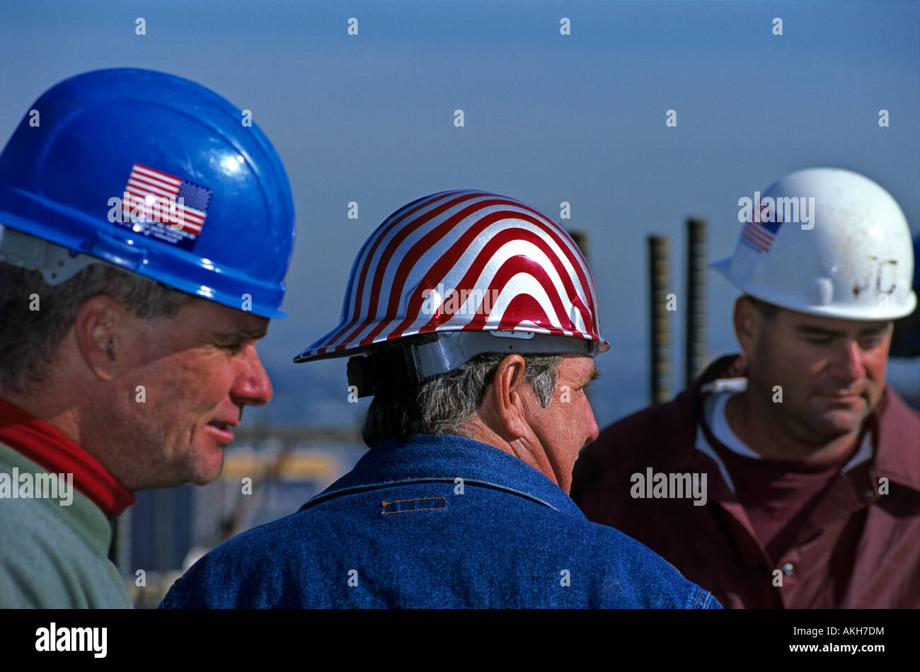 Les travailleurs de l'acier avec chapeau sur patriotique nouveau Random House building sur Broadway à New York City Banque D'Images