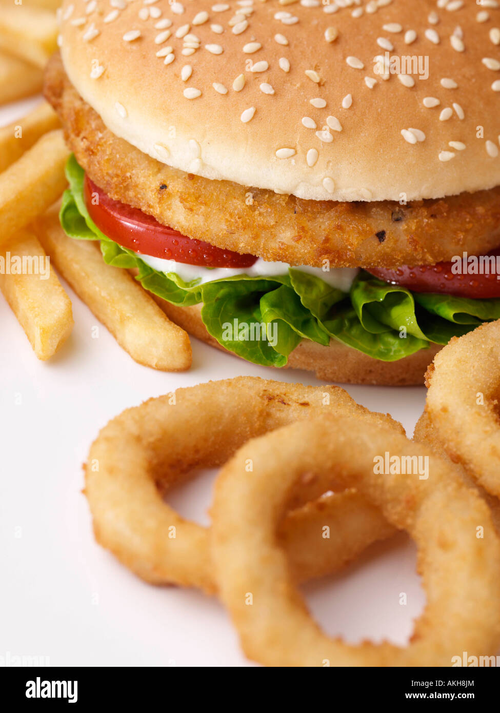 Burger de poulet frites onion rings editorial fast junk food Banque D'Images