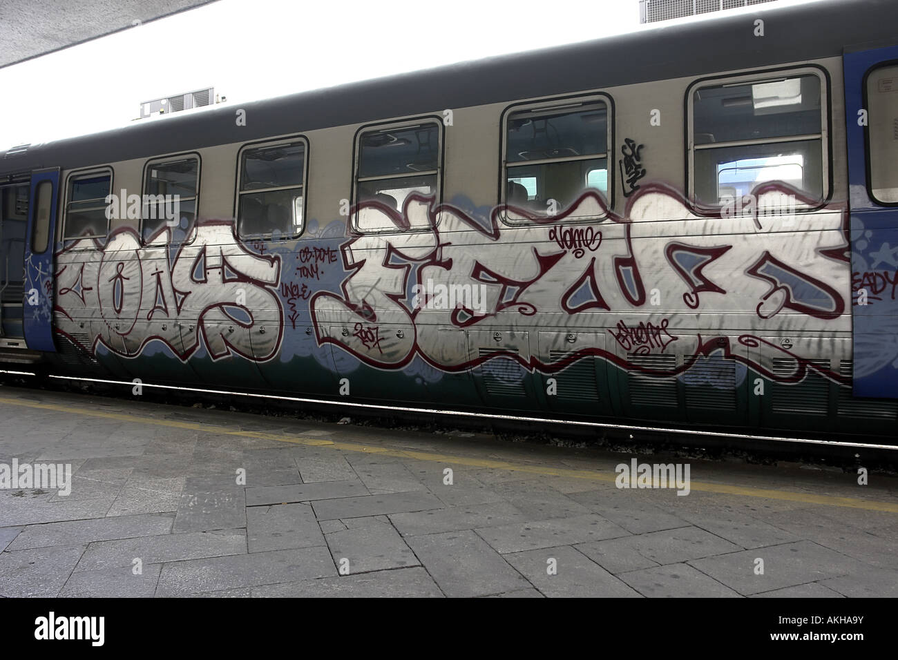 Graffiti train en gare de Termini Rome Italie Banque D'Images