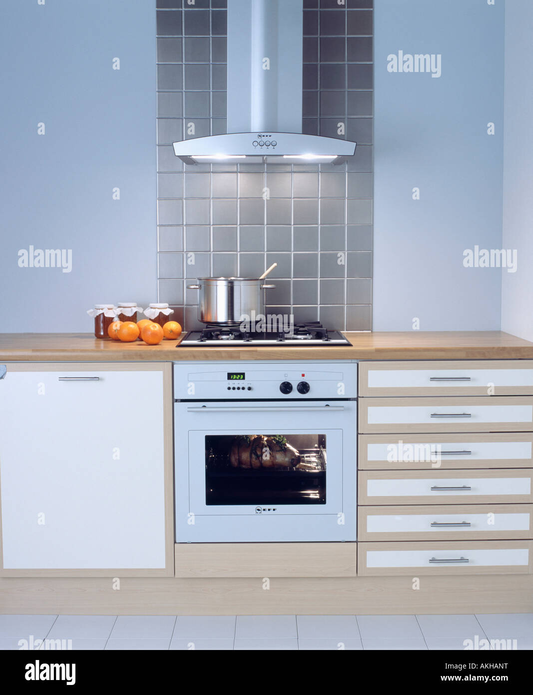Au-dessus de la hotte de four blanc en cuisine moderne blanc avec tiroirs  de rangement Photo Stock - Alamy