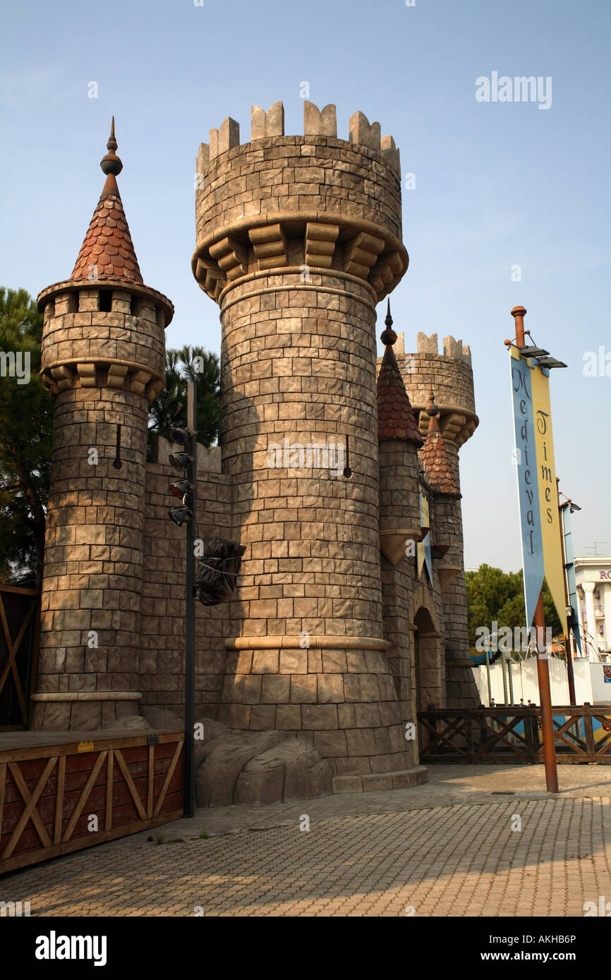 La reconstruction d'un château médiéval, Movieland Studios park, Lazise, Vénétie, Italie Banque D'Images