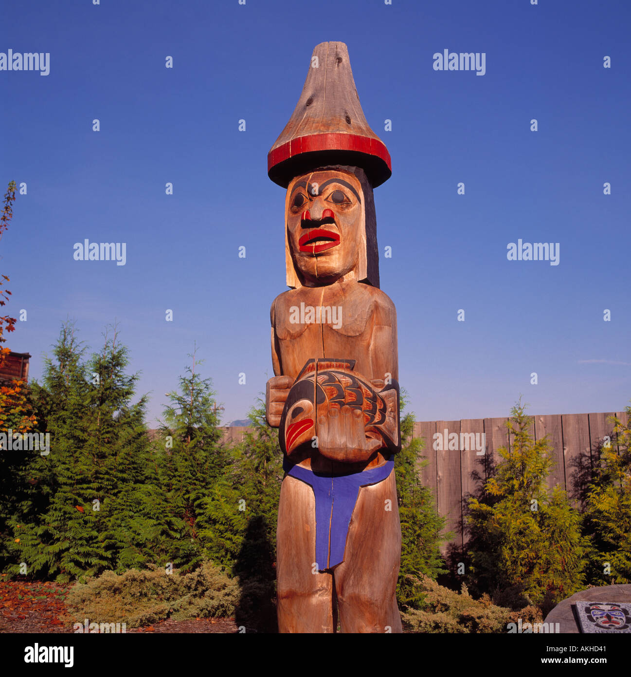 Totem au 'Quw'utsun' Cultural and Conference Centre' de Duncan sur l'île de Vancouver, British Columbia Canada Banque D'Images