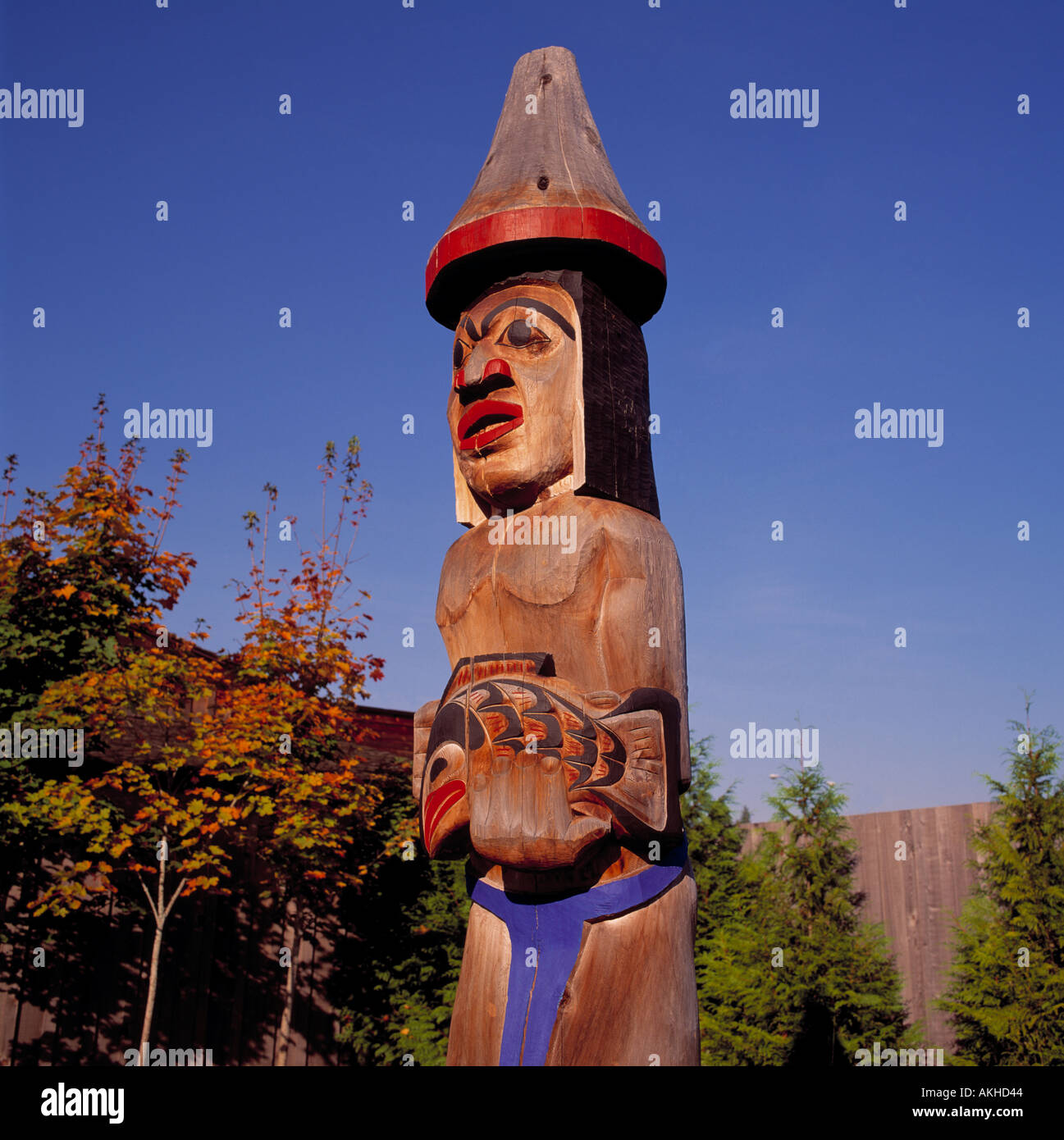 Totem au 'Quw'utsun' Cultural and Conference Centre' de Duncan sur l'île de Vancouver, British Columbia Canada Banque D'Images