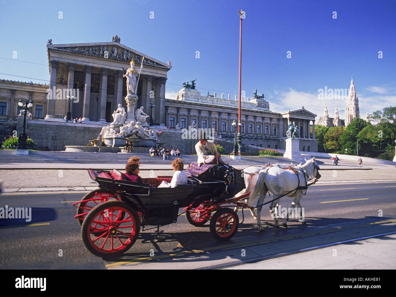 Chariot avec des touristes sur la route en passant le Parlement et statue d'Athena à Vienne Banque D'Images