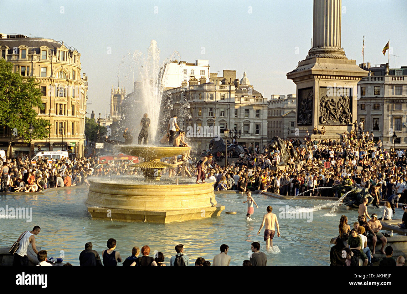 Les protestataires à mai 1999 jour d'émeutes à Trafalgar Square Banque D'Images