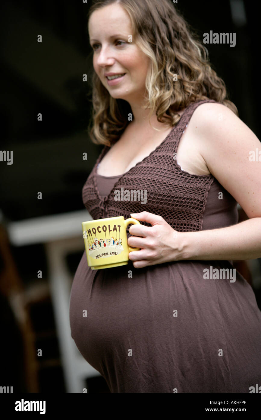 Femme enceinte avec une tasse de chocolat chaud Photo Stock - Alamy