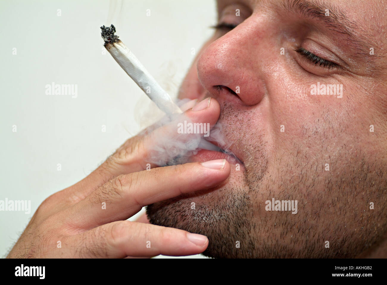 Fumer un joint de marijuana Man Banque D'Images