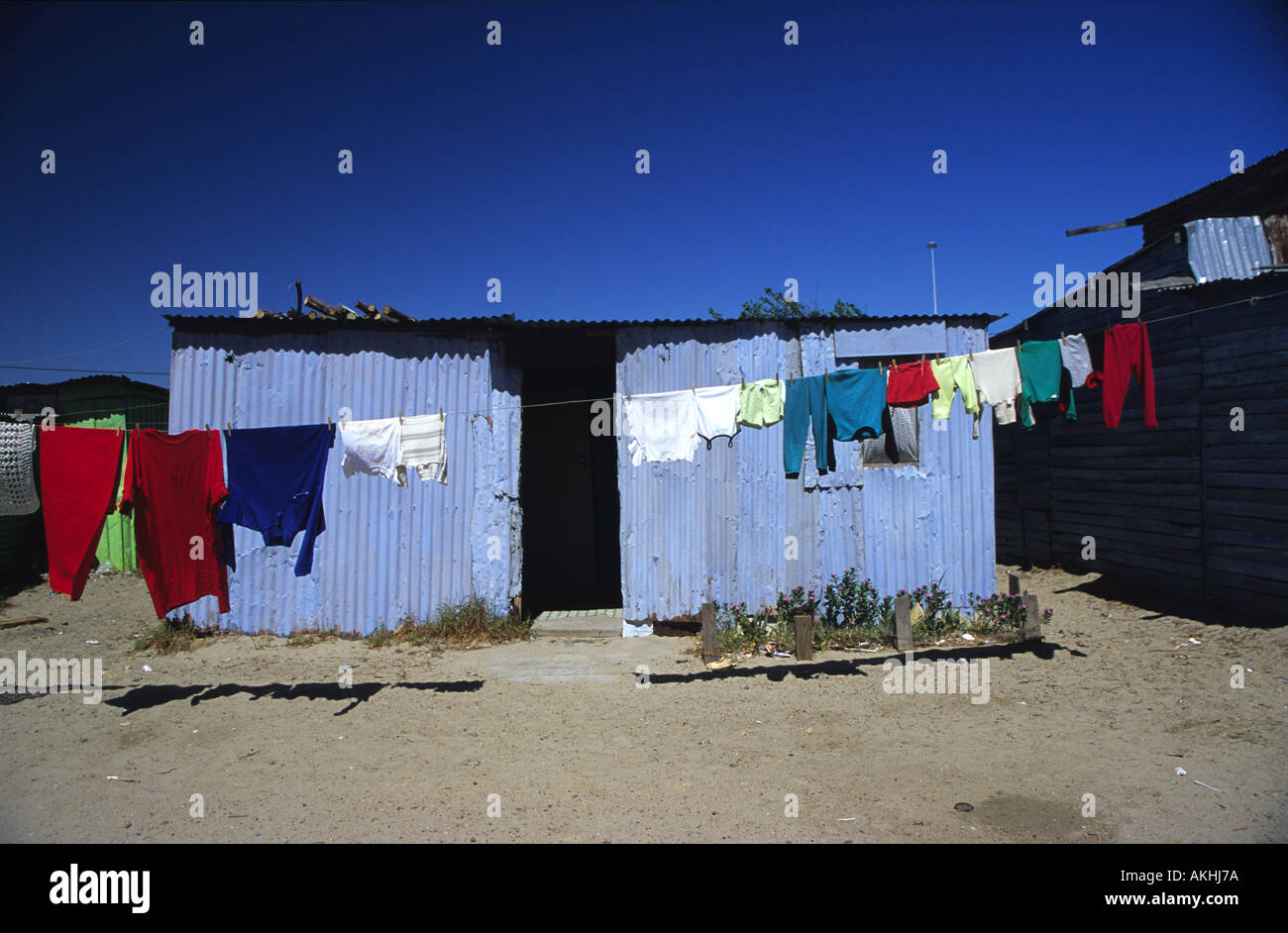 Lave-pendaison pour sécher à l'extérieur de la cabane traditionnelle, Khayelitsha Township, Cape Town, Afrique du Sud Banque D'Images