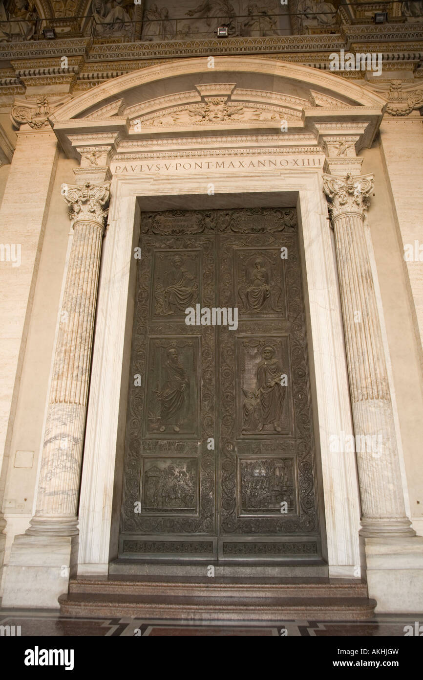 Entrée de la Basilique Saint Pierre du Vatican Rome Italie Banque D'Images