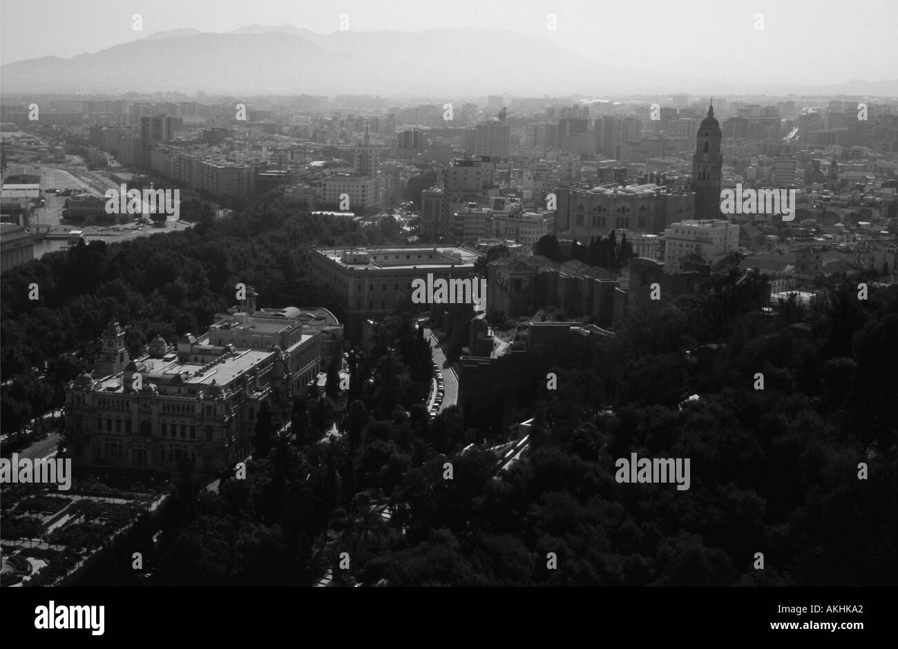 Du coup monochrome Malaga sky line contre le soleil couchant en Espagne Banque D'Images