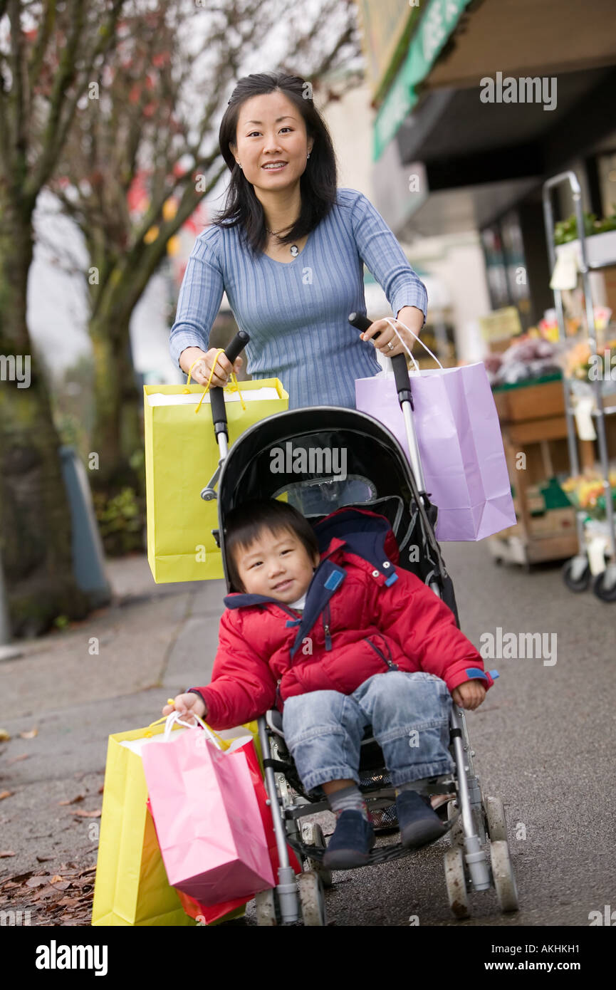 Mère et enfant sortir shopping Banque D'Images