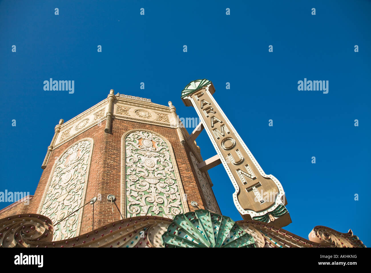L'ILLINOIS Signe Aurora et l'extérieur de Paramount Theatre détails architecturaux sculptés sur bâtiment en brique Banque D'Images