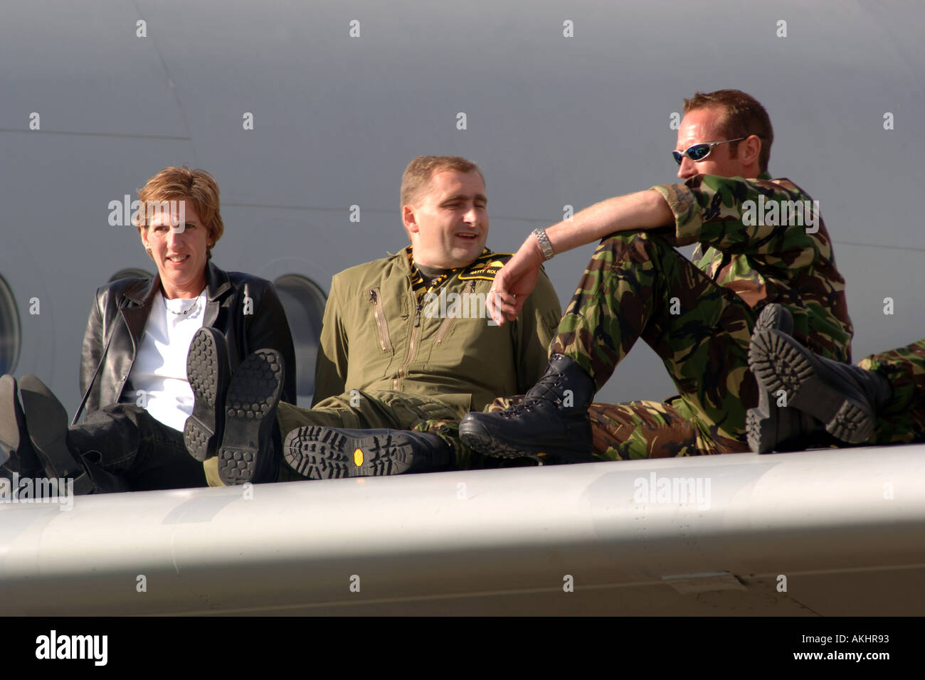 Les pilotes et membres d'équipage assis sur l'aile d'une VC10 à profiter du soleil tout en prenant une pause de travail. Banque D'Images