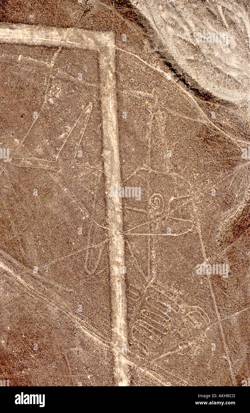 Lignes de Nasca connu comme la baleine et d'autres forme géométriques ont été traversées par des routes et obscurci par la négligence au Pérou Banque D'Images