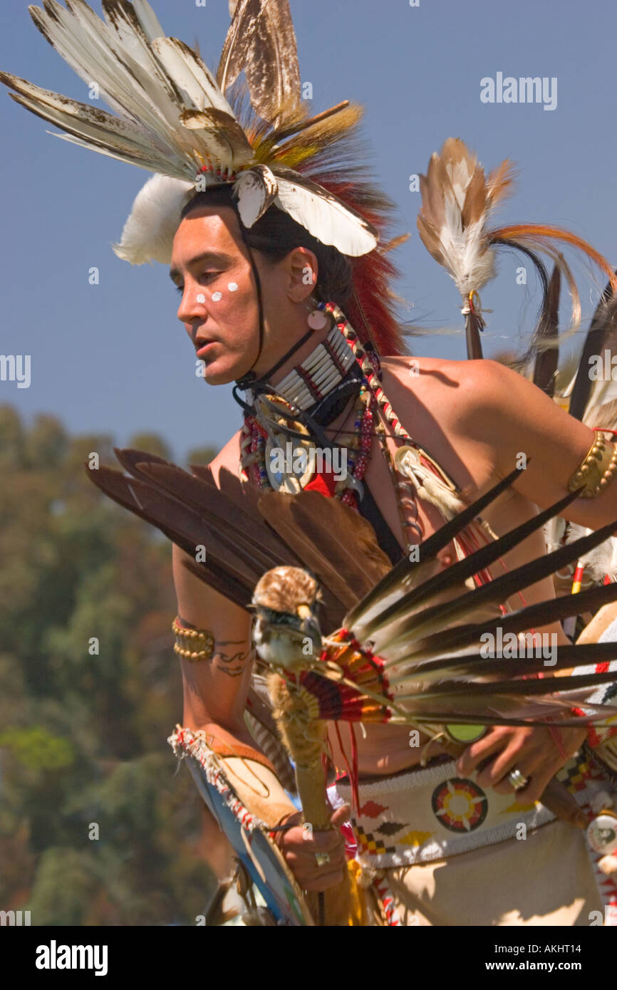 Une des danses amérindiennes avec fierté en full regalia Banque D'Images
