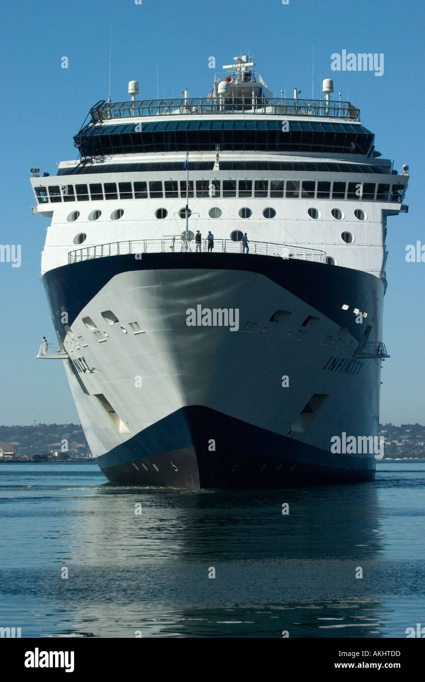 Un navire de croisière de luxe s'écarte de San Diego pour lointains ports Banque D'Images