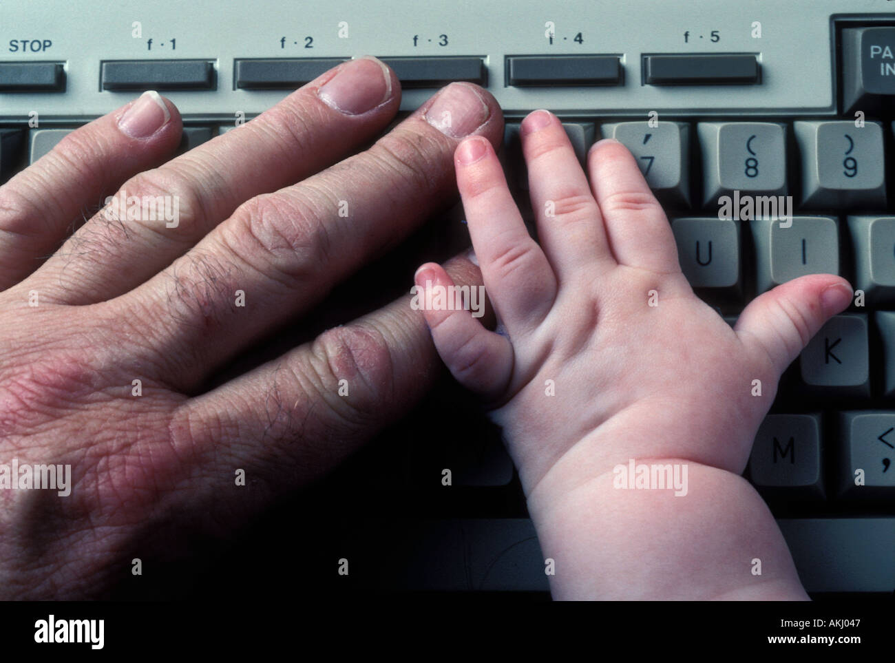 La Main De Bebe Et L Homme S Main Sur Clavier D Ordinateur Photo Stock Alamy