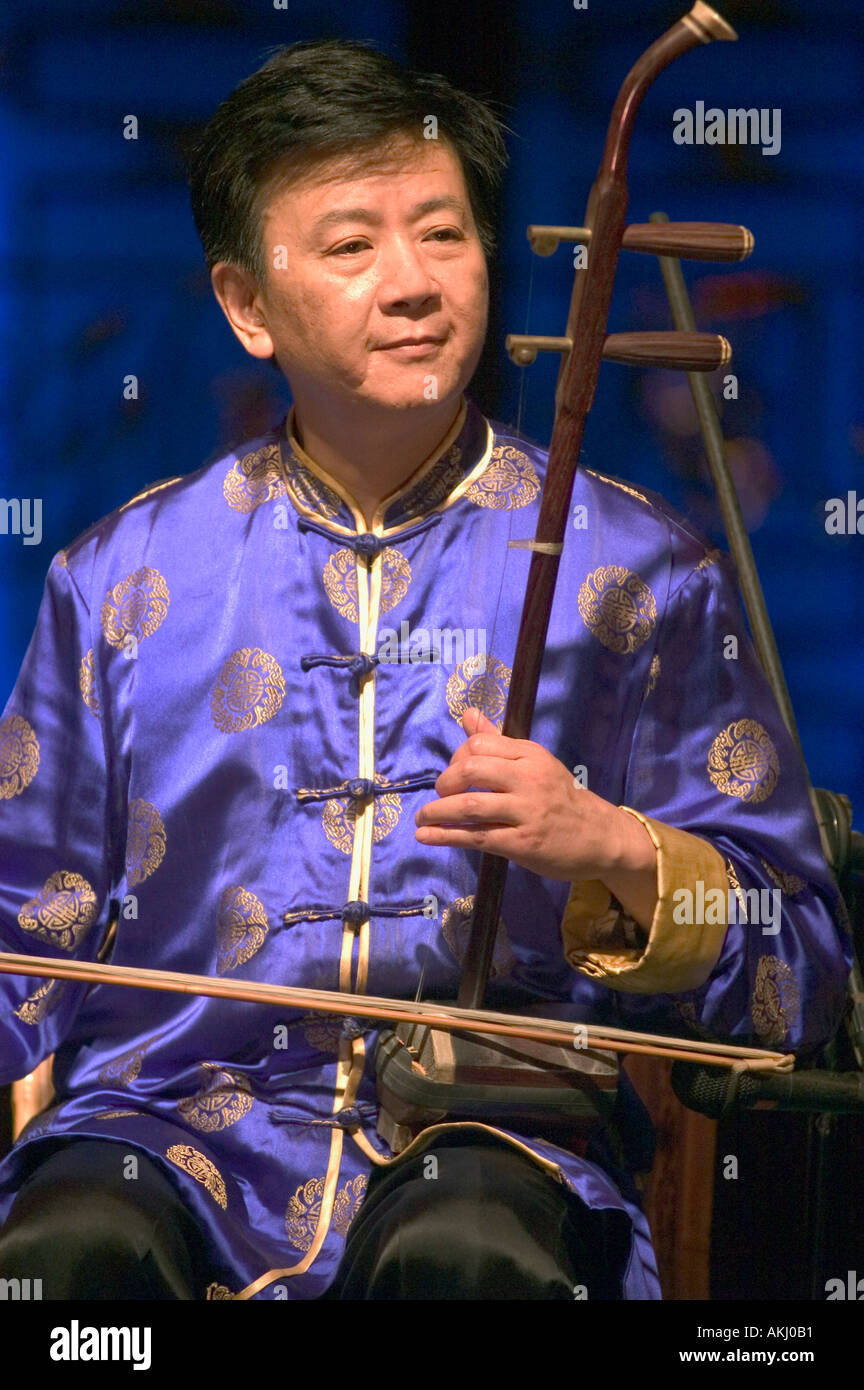 Musiciens joue un instrument à cordes traditionnel Chinois pour un public Chengdu dans la province du Sichuan en Chine Banque D'Images