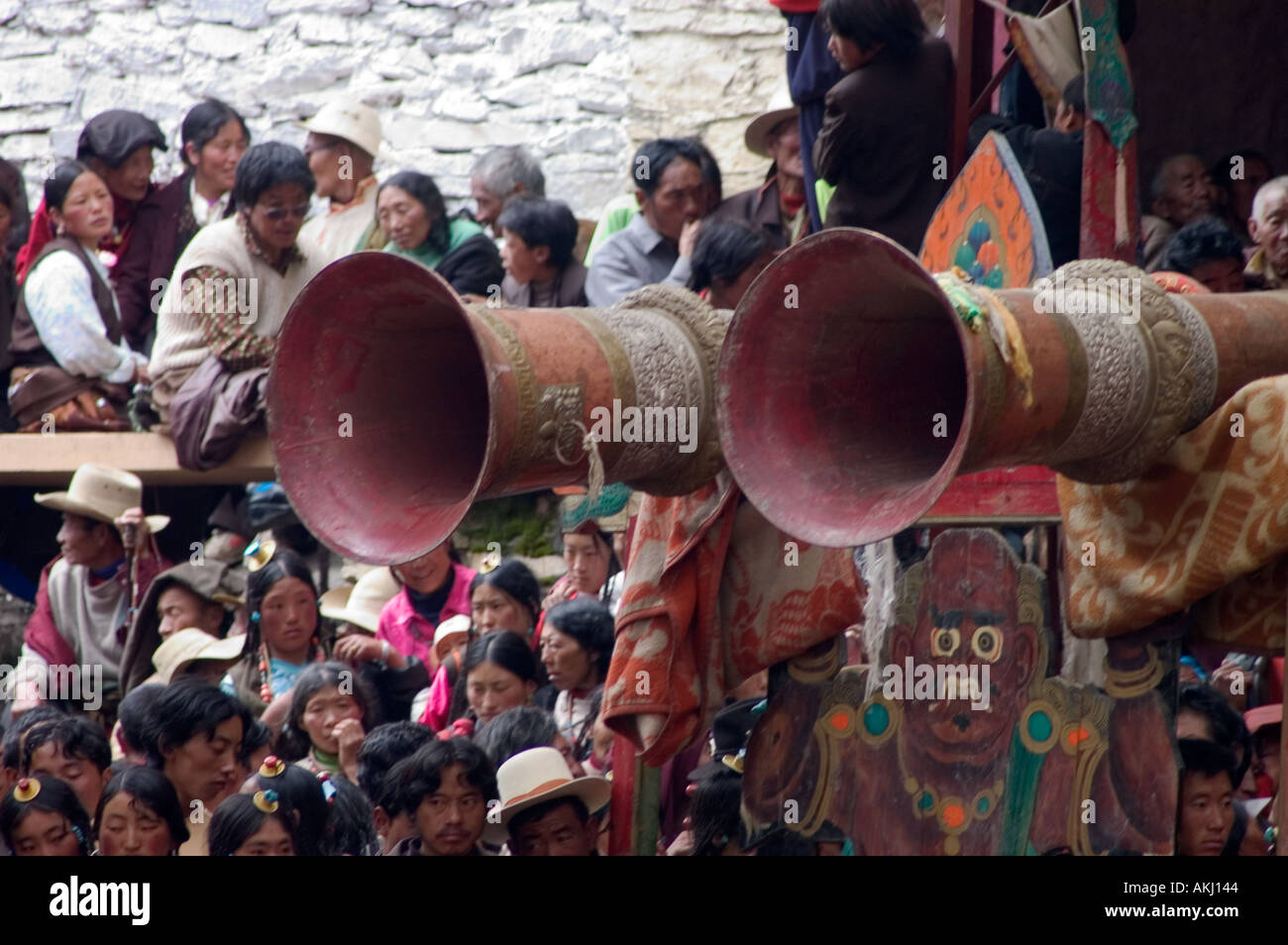 Une foule regarde le Monlam Chenmo dances ci-dessous une Tongchen corne tibétain Monastère Katok Kham Tibet Chine Sichuan Banque D'Images
