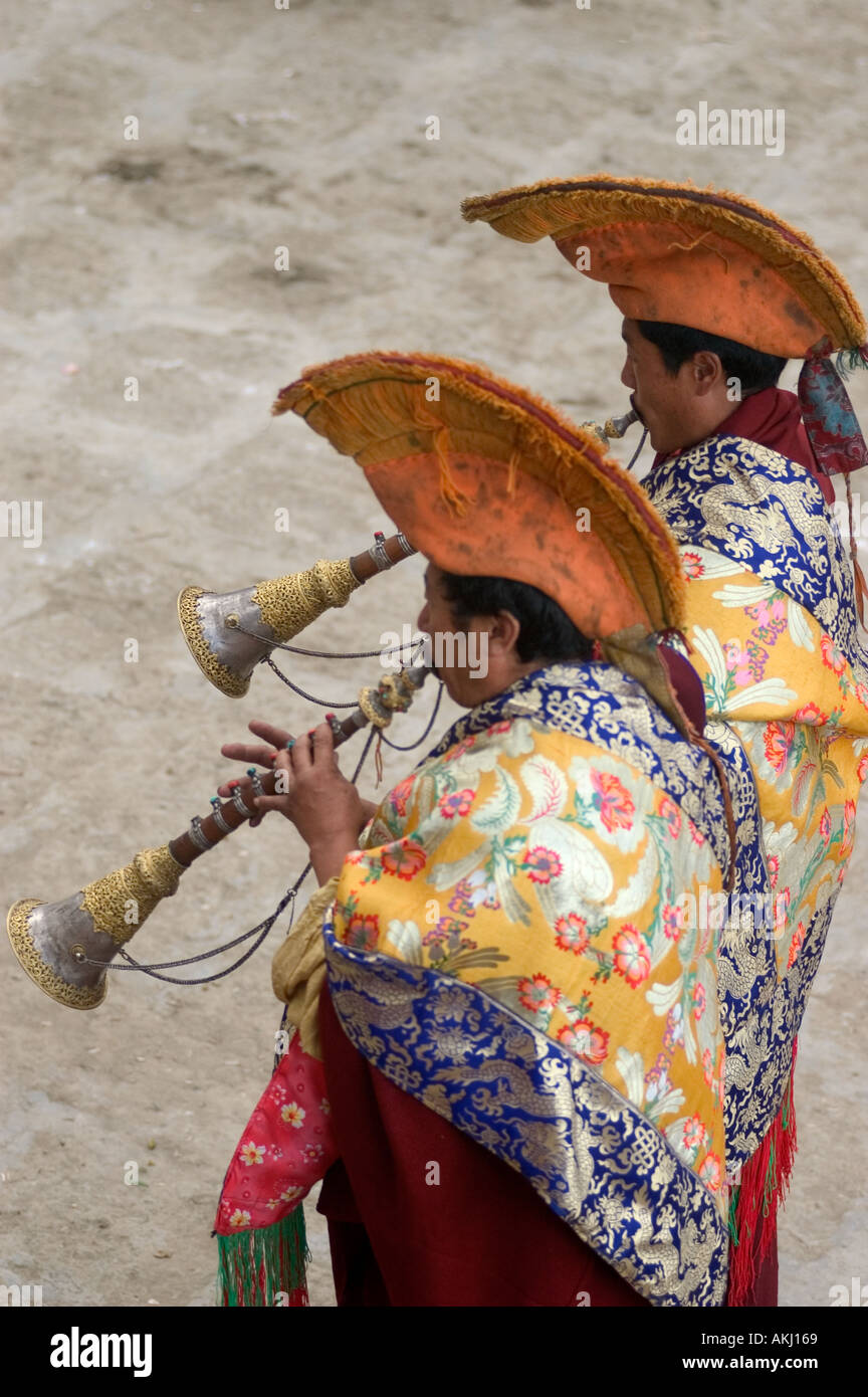 Les moines nyingmapa jouer kangling cornes au Monlam Chenmo Katok Dorjeden Kham Tibet Monastère de la province de Sichuan, Chine Banque D'Images