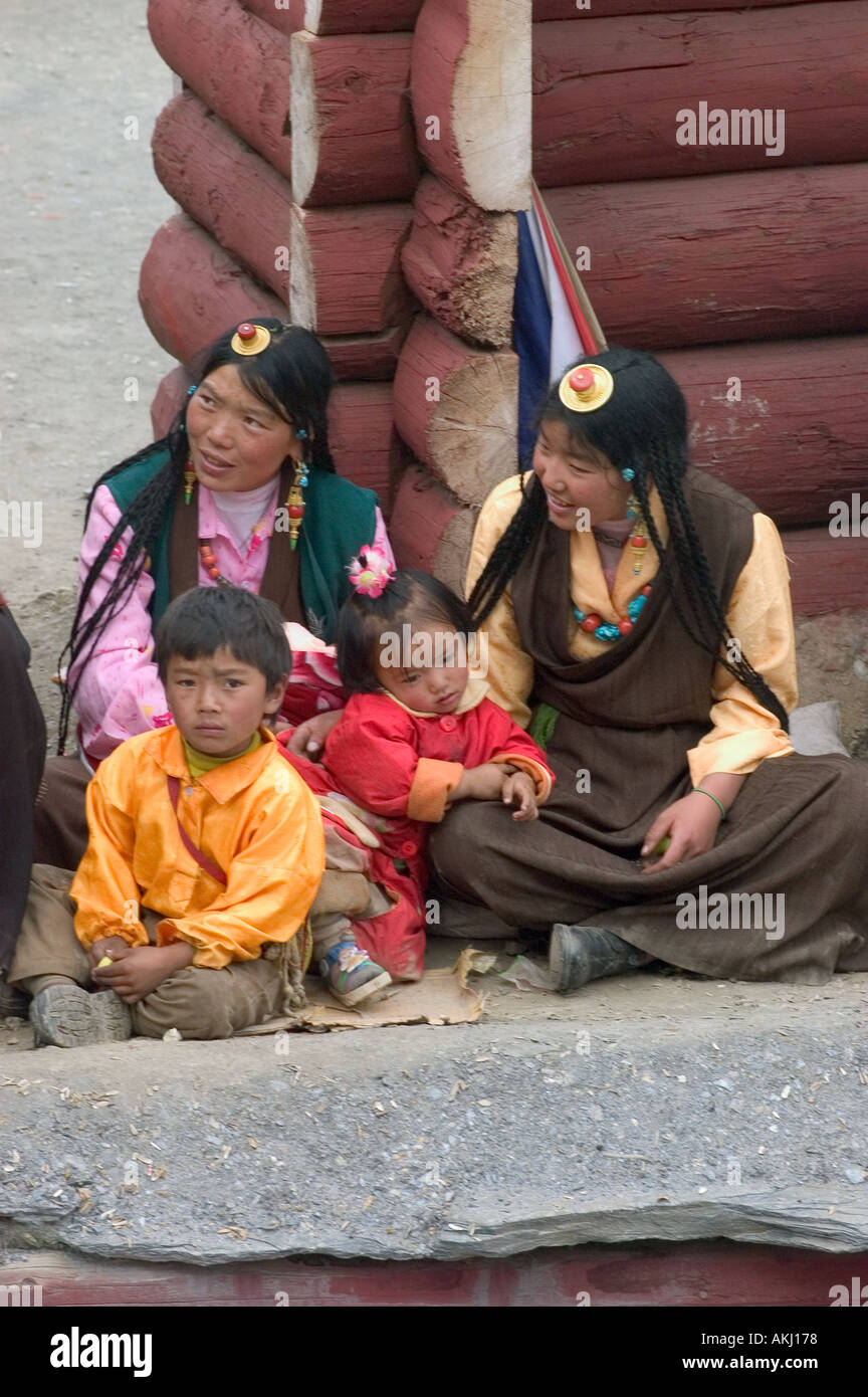 Femmes Enfants au Monlam Chenmo danses masquées Katok Monastère Dorjeden Kham Tibet de l'Est Chine Sichuan Banque D'Images