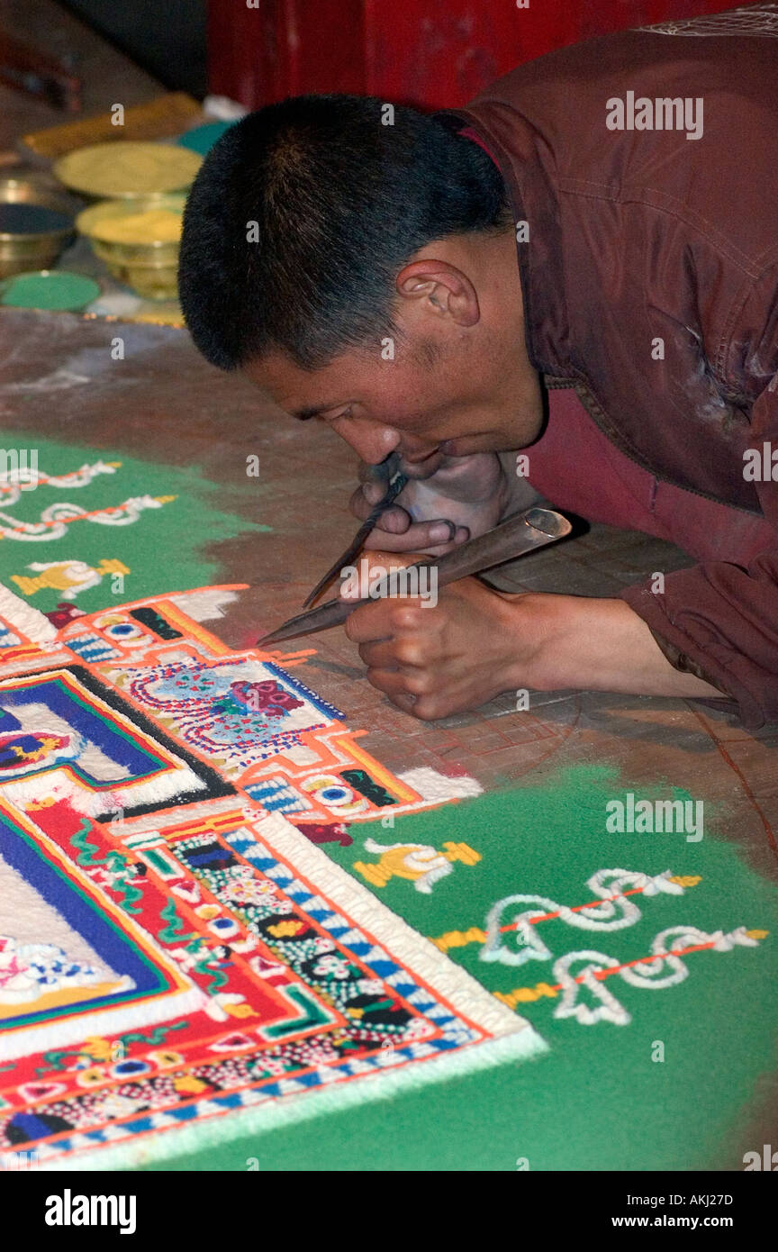 Moine Gelukpa fait un mandala de sable dans le Lhakhang Karporling Chapelle de Litang Chode Sichuan Chine Tibet Kham Monastère Banque D'Images