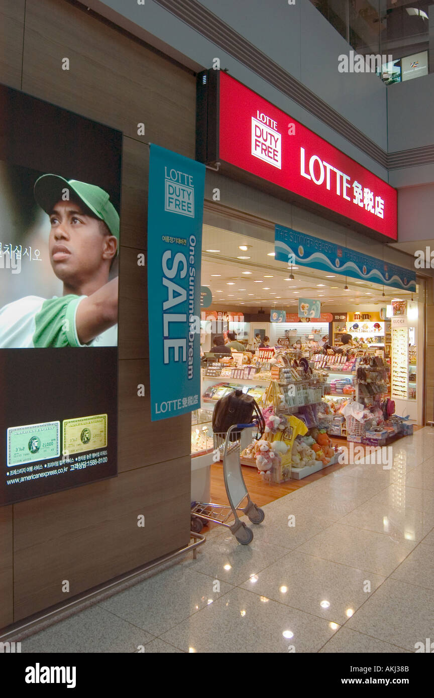 Les magasins duty free du terminal de l'aéroport avec American Express ajouter avec Tiger Woods Séoul Corée du Sud Banque D'Images