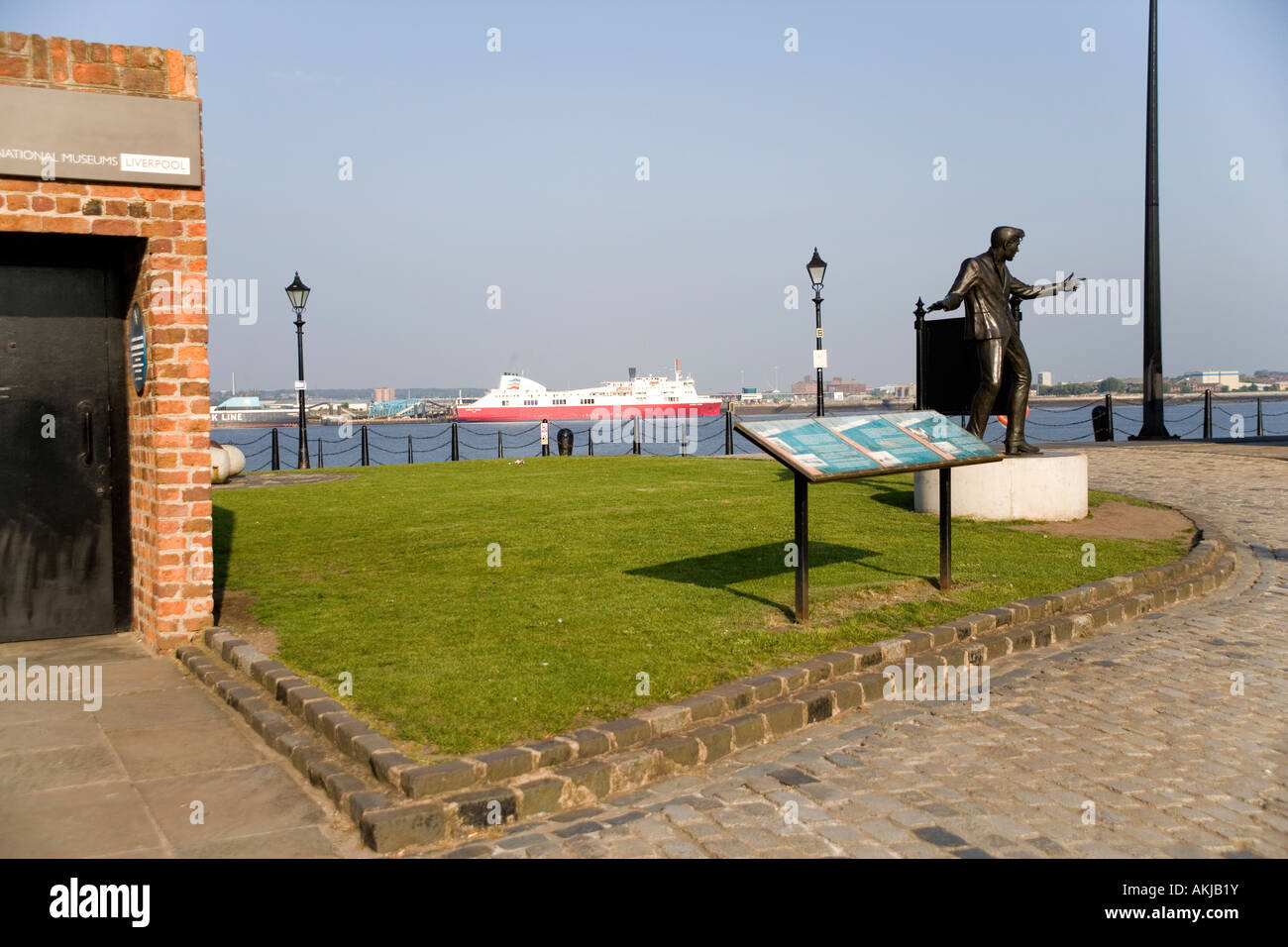 Statue de Billy Fury star du rock and roll des années 1960 par l'Albert Dock donnant sur la rivière Mersey, Liverpool, Angleterre Banque D'Images