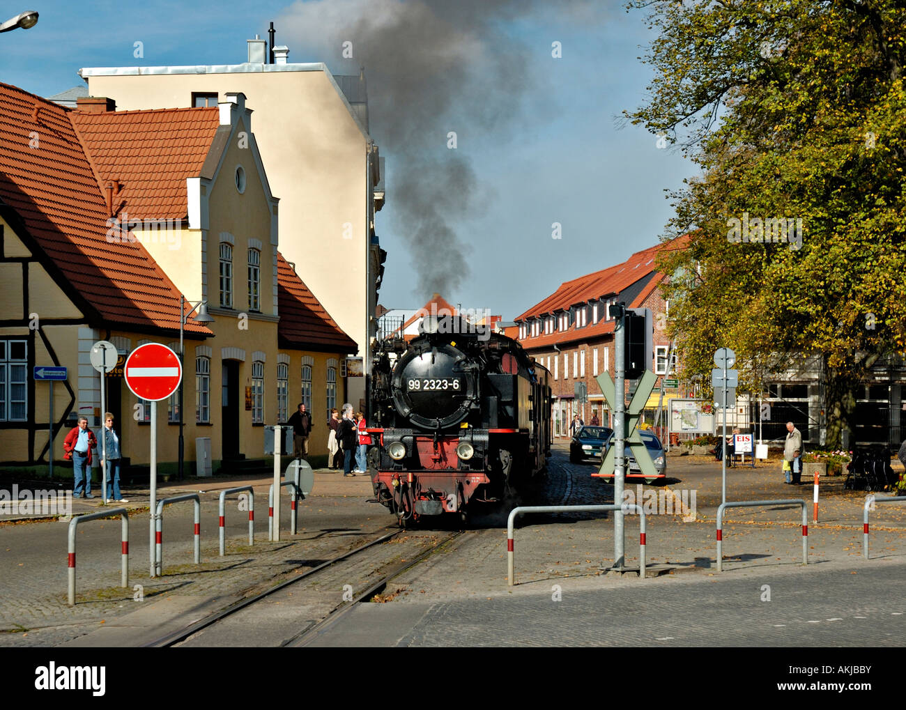 Le train à vapeur "olli" dans les rues de Bad Doberan, dans le Nord de l'Allemagne. Banque D'Images