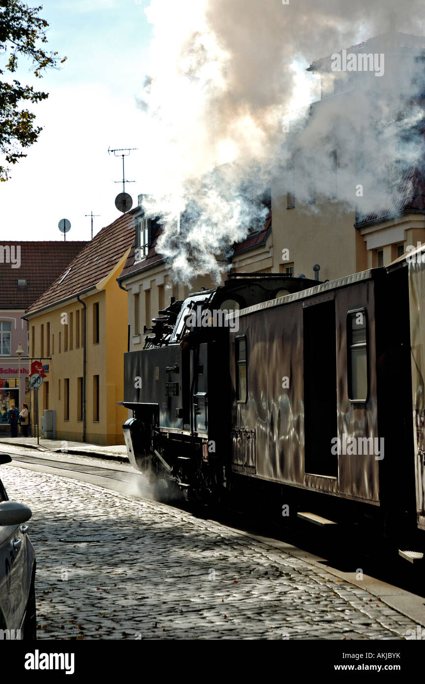 Le train à vapeur "olli" dans les rues de Bad Doberan, dans le Nord de l'Allemagne. Banque D'Images