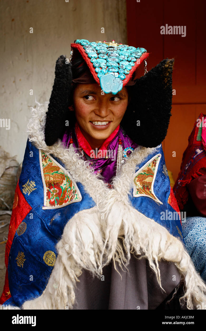 L'Inde, le Jammu-et-Cachemire, région du Ladakh, la femme portant une coiffe traditionnelle, perak avec turquoises Banque D'Images