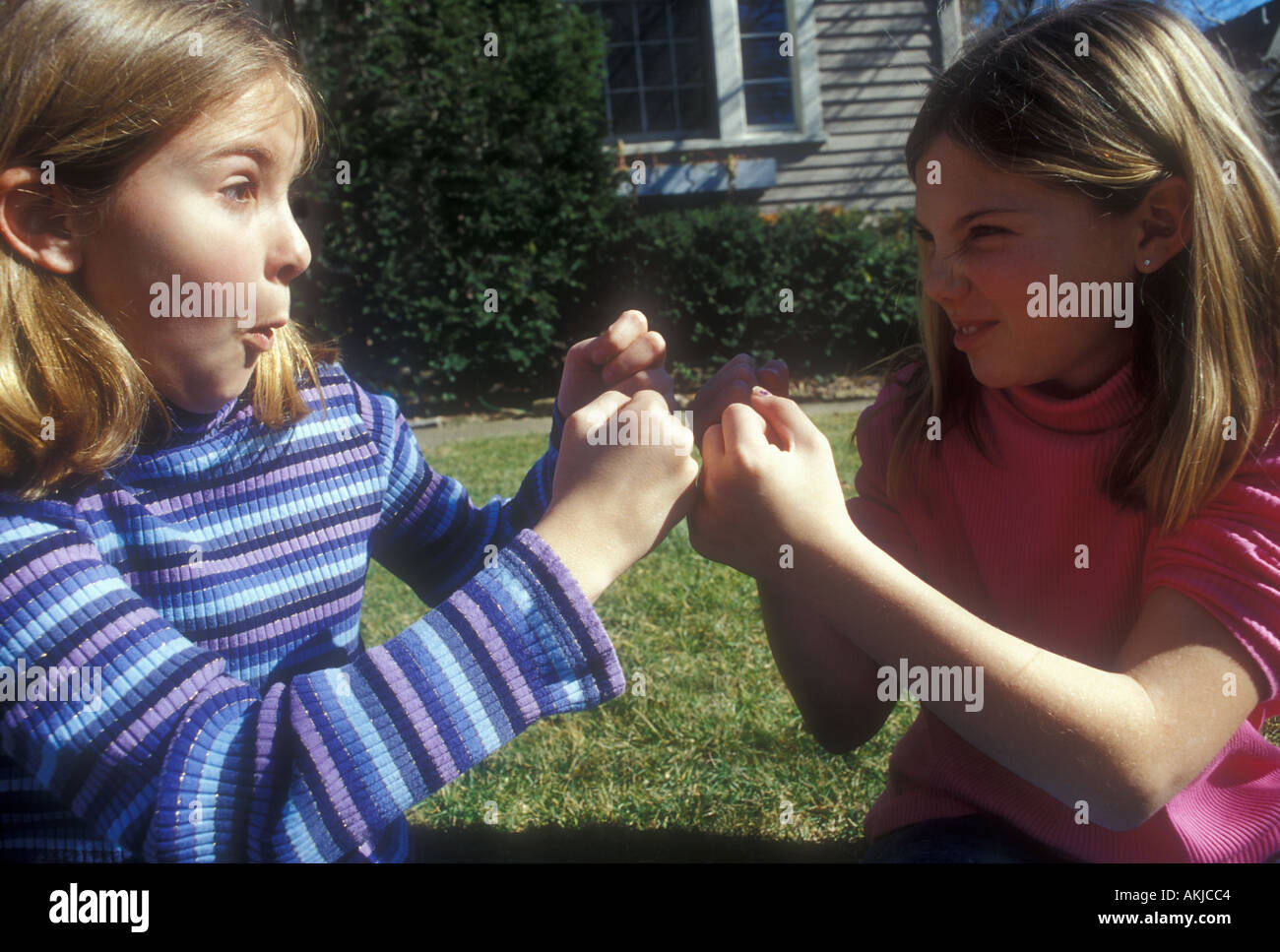 Les jeunes filles se battre Banque D'Images