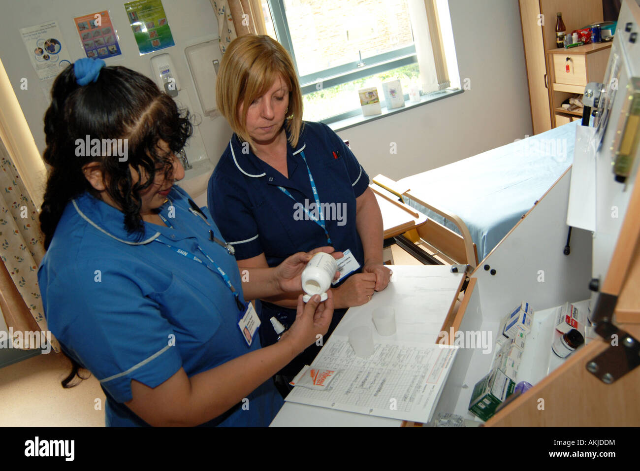 Une infirmière stagiaire et Ward Sœur préparer les médicaments pour les patients dans un hôpital communautaire Bradford Banque D'Images