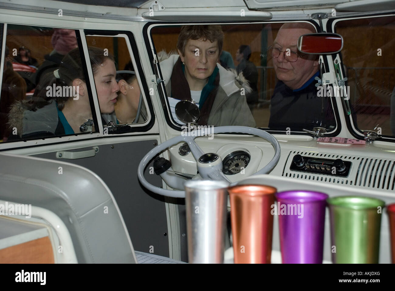 L'intérieur d'un écran partagé VW camper van sur l'affichage à l'Dubfreeze VW show, Stafford County Showground, Angleterre. Banque D'Images