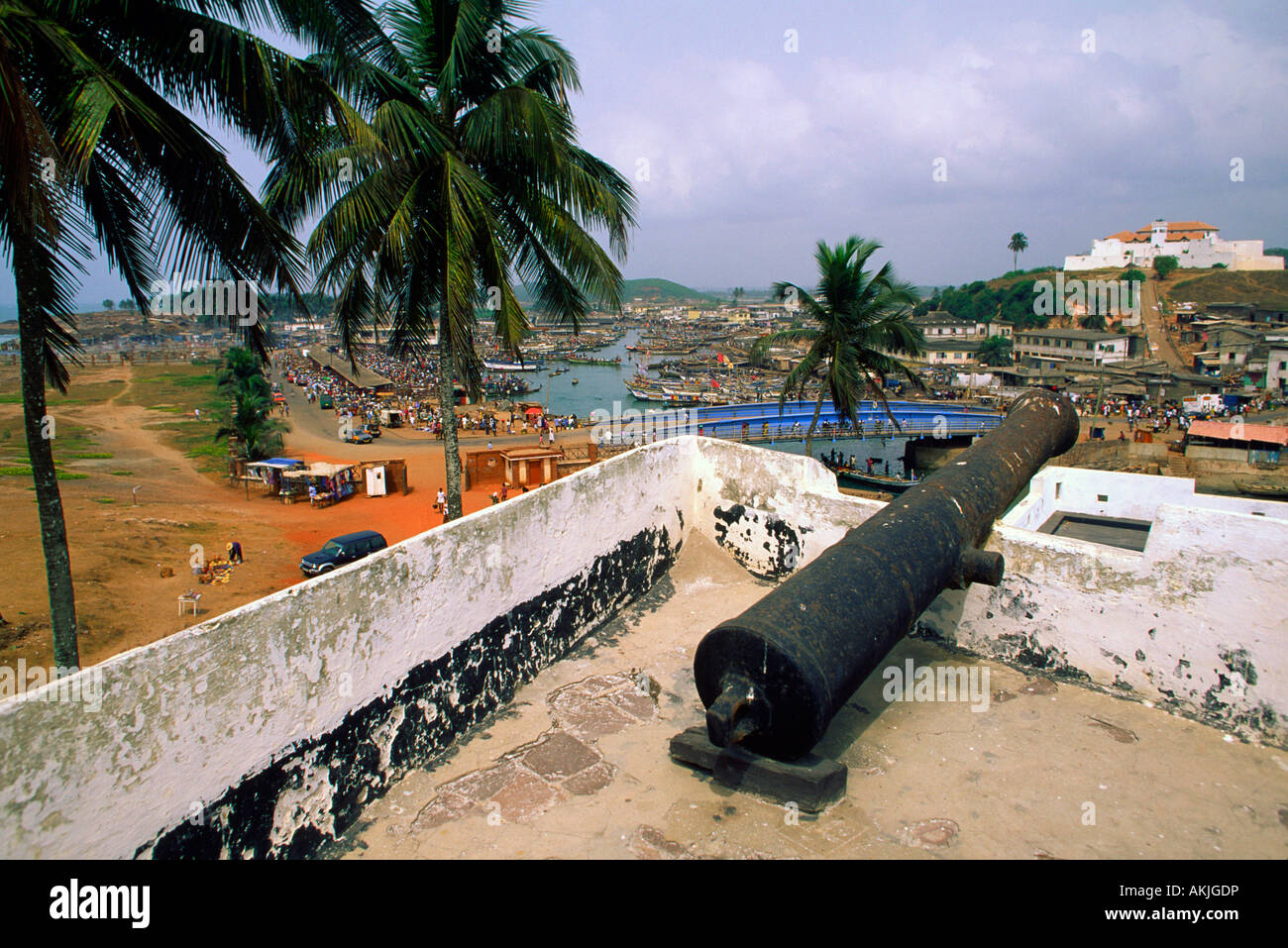 Une vue de les murs de château d'Elmina à vers Fort Coenraadsburg Banque D'Images